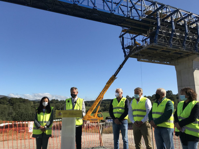 El delegado del Gobierno, José Miñones, en una visita a Palas de Rei para el inicio de la colocación del tablero del viaducto sobre el río Pambre