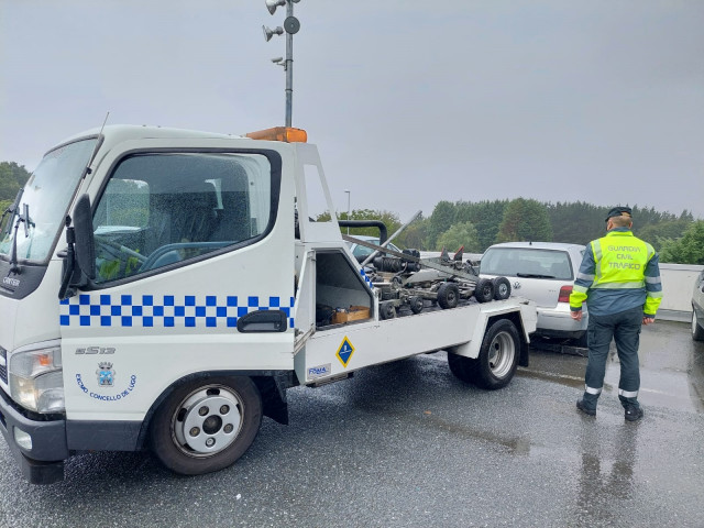 Vehículo de un conductor sin carné reincidente detenido por la Guardia Civil cuando trataba de ocultarse en el aparcamiento del HULA en Lugo.