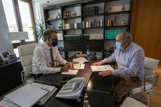 El presidente de la Xunta, Alberto Núñez Feijóo, se reúne con el alcalde de Moraña (Pontevedra), José Cela Camiño