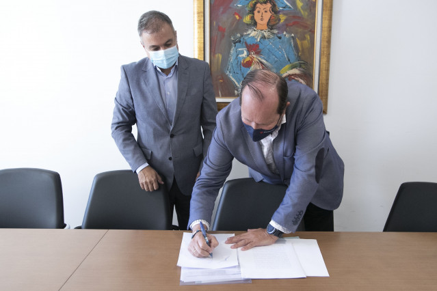 El director del Instituto Galego da Vivenda e Solo, Heriberto García Porto, y el presidente de Sogama, Javier Domínguez Lino, formalizan la compraventa de las parcelas en las que se construirá la planta de biorresiduos de Verín (Ourense)