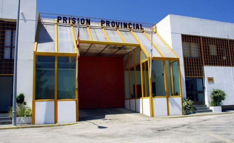 La posible relación sentimental de una funcionaria de prisiones de Pereiro con un preso provoca su suspensión