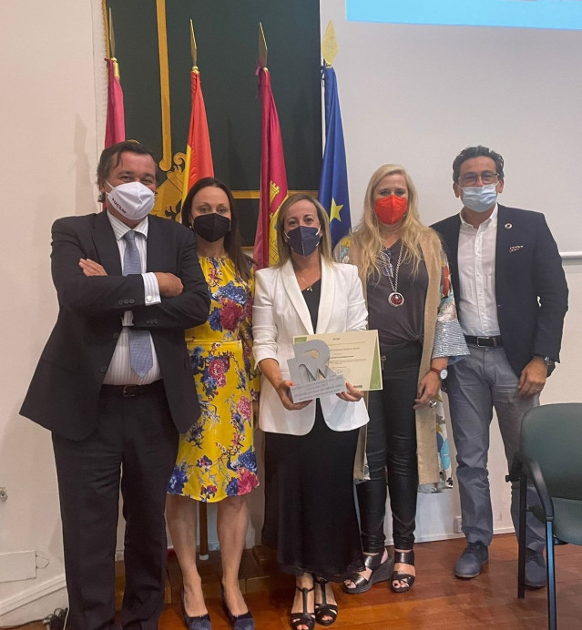 La subdirectora xeral de Atención Hospitalaria del Sergas, Raquel Vázquez Mourelle, recoge el galardón a la estrategia diseñada desde la Administración autonómica concedido por la revista científica 'newsRARE'