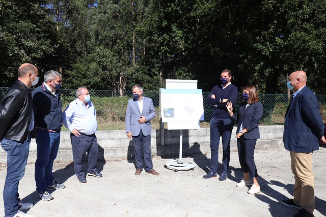 La conselleira de Medio Ambiente, Territorio e Vivenda, Ángeles Vázquez, en una reunión con la asociación de empresarios del polígono, en la que también ha participado el alcalde de A Estrada, José López Campos.
