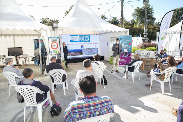 El concejal de Urbanismo, Juan Díaz Villoslada, presenta una actualización del mapa luminoso de la ciudad