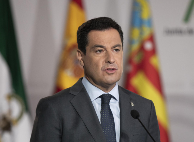 El presidente de la Junta, Juanma Moreno (c) durante su comparecencia, junto al presidente de la Generalitat Valenciana, Ximo Puig (d), en rueda de prensa tras la reunión el I Encuentro Andalucía-Comunitat Valenciana. A 21 de septiembre de 2021, En Sevill
