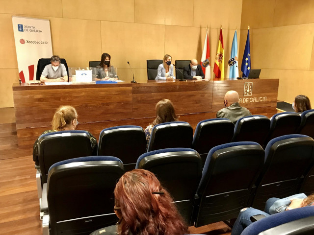 La delegada territorial del Gobierno gallego en Vigo, el jefe provincial de la Consellería de Medio Ambiente, Territorio e Vivenda y la jefa de área del Instituto Galego de Vivenda e Solo (IGVS) asisten al sorteo de asignación