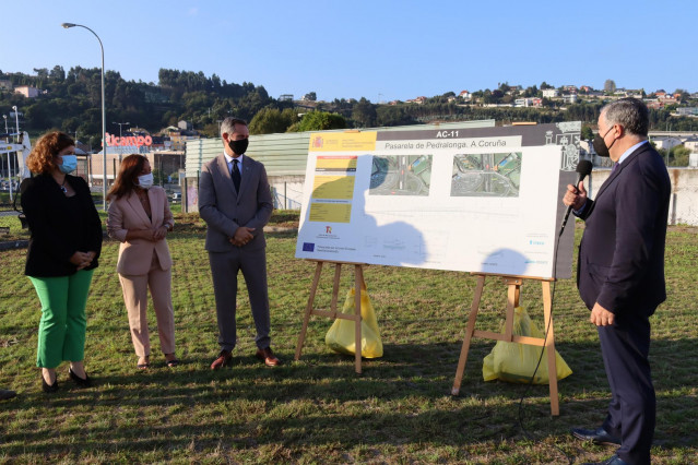 El delegado del Gobierno en Galicia, José Miñones, y la alcaldesa de A Coruña, Inés Rey, en el inicio de las obras de la pasarela de Pedralonga