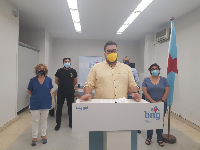 El concejal del BNG en Vigo,  Xabier P. Igrexas, los diputados autonómicos Montse Prado, Paulo Ríos y Carmela González y el sindicalista Óscar Graña durante la rueda de prensa