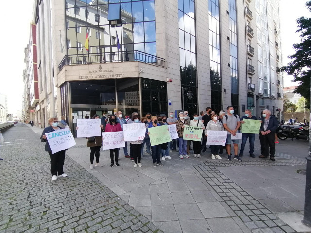 Vecinos de As Somozas (A Coruña) protestan delante de la Xunta para reclamar la “paralización inmediata” de la cantera de Viñas.