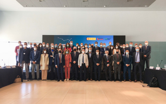 El delegado del Estado en la Zona Franca, el alcalde, la presidenta de la Diputación y el director xeral del Igape antes de participar, junto a representantes de otras instituciones, en el encuentro sobre el Perte del Vehículo Eléctrico y Conectado