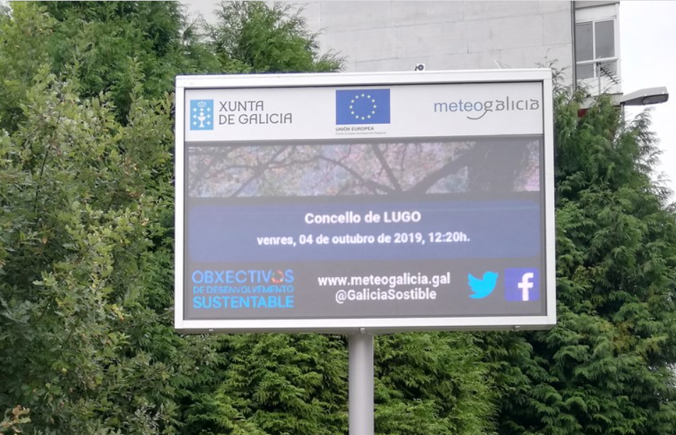 Pantalla de informaciu00f3n meteorolu00f3gica y de calidad del aire delante de la Delegaciu00f3n Territorial de la Xunta en Lugo, en la Ronda de la Muralla