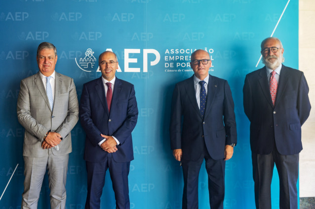 El presidente de la Diputación de Ourense, Manuel Baltar (segundo por la derecha) en la Asociación Empresarial de Portugal en la ciudad de Oporto