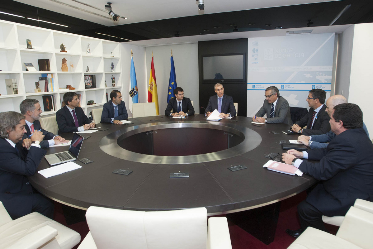 Directiva de la Asociaciu00f3n Eu00f3lica de Galicia reunidos con el conselleiro y vicepresidente de la Xunta Francisco Conde