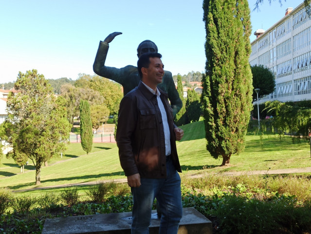 El secretario xeral del PSdeG, Gonzalo Caballero, ante la estatua del histórico dirigente socialista Pablo Iglesias en Santiago de Compostela