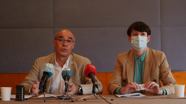 El portavoz municipal del BNG en A Coruña, Francisco Jorquera, comparece en rueda de prensa junto a la portavoz nacional Ana Pontón