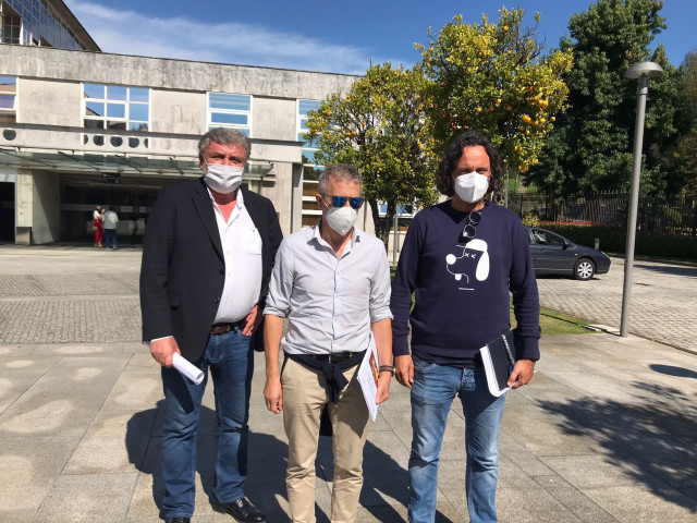 Representantes del ocio nocturno, entre ellos Luis Diz, de Galicia de Noite, tras reunirse con representantes de la Xunta en San Caetano para abordar el protocolo del sector