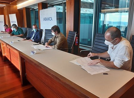 Reunión de representantes de Abanca y de cofradías del sur de Galicia.