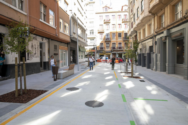 La alcaldesa de A Coruña, Inés Rey, asiste a la apertura de la calle Pintor Joaquín Vaamonde