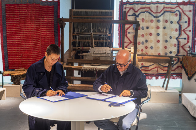 El presidente de la Diputación de Ourense, Manuel Baltar, participa en la firma de un convenio de colaboración con la empresa Adolfo Domínguez, representada por Tiziana Domínguez.