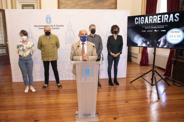 El concejal Jesús Celemín preside la presentación en el Ayuntamiento de A Coruña del espectáculo 'Cigarreras'