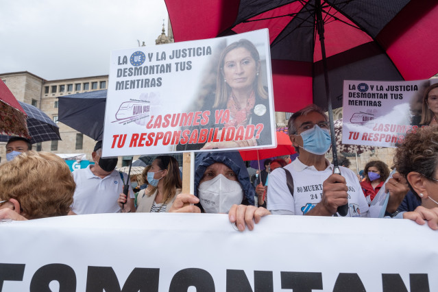 Archivo - Víctimas y familiares del accidente ferroviario de Angrois (Santiago), durante una manifestación para reclamar una investigación independiente sobre las causas del siniestro ferroviario.