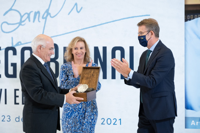El presidente de la Xunta, Alberto Núñez Feijóo, participa en el acto de entrega del Premio Diego Bernal 2021, de la Asociación de Periodistas de Galicia, a Arturo Maneiro