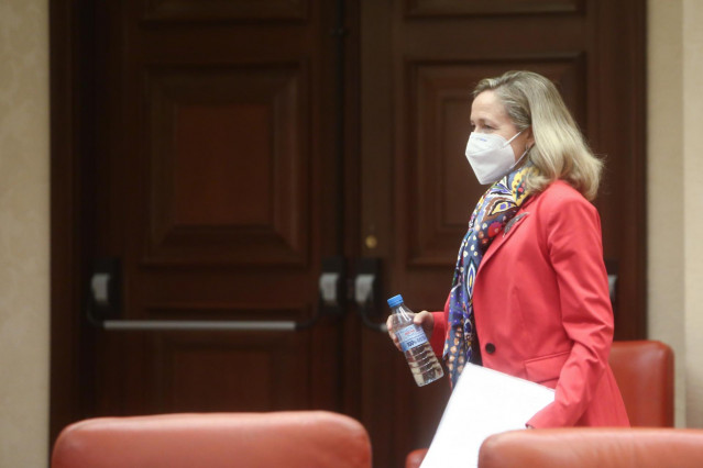 La vicepresidenta primera del Gobierno y ministra de Asuntos Económicos y Transformación Digital, Nadia Calviño, a su llegada para comparecer en la Comisión Mixta para la Unión Europea del Congreso