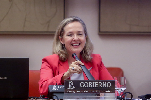 La vicepresidenta primera del Gobierno y ministra de Asuntos Económicos y Transformación Digital, Nadia Calviño, comparece en la Comisión Mixta para la Unión Europea del Congreso de los Diputados, a 23 de septiembre de 2021, en Madrid (España).