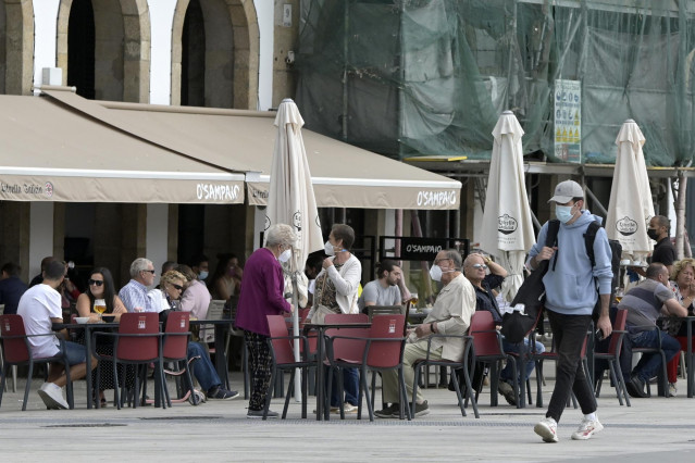Varias personas en la terraza de un bar, a 18 de septiembre de 2021, en A Coruña.