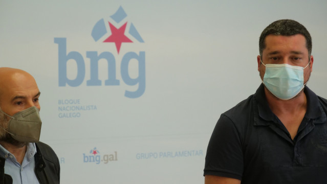 El diputado del BNG en el Congreso, Néstor Rego, junto al diputado en el Parlamento gallego Ramón Fernández.