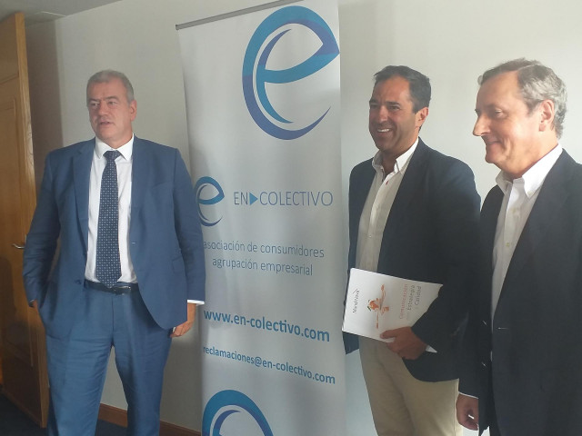 El presidente de EN COLECTIVO, Diego Maraña (centro), junto a los abogados Antonio Heredero (izquierda de la imagen) y Carlos Cenalmor (derecha de la imagen).