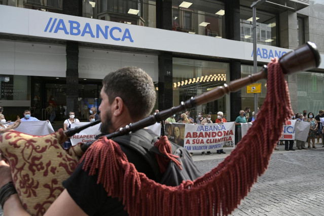 Una persona toca la gaita durante la manifestación contra el cierre de oficinas de la entidad Abanca ante la sede de Abanca en A Coruña, a 2 de septiembre de 2021, en A Coruña, Galicia, (España). El objetivo de la protesta, convocada por los ayuntamientos