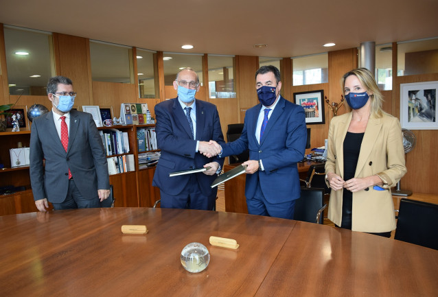 El rector de la UVigo, Manuel Reigosa, y el conselleiro de Cultura, Educación e Universidade, Román Rodríguez, tras firmar dos convenios de colaboración.