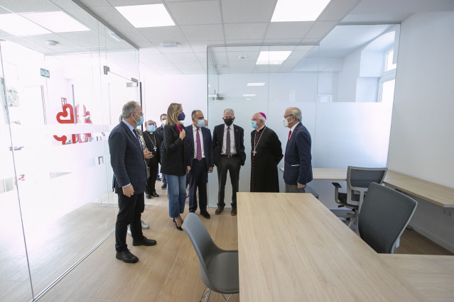 Personalidades visitan el interior de la nueva sede de Cáritas Santiago