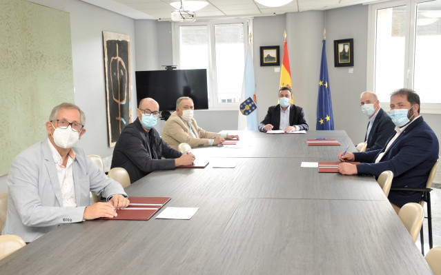 El presidente de la Diputación de A Coruña, Valentín González Formoso, y alcaldes firman el convenio para impulsar el 'Proyecto Anllóns'
