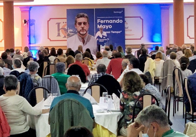 Fernando Mayo interviene ante los participantes en una cena organizada por su equipo en Santiago.