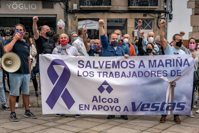 Trabajadores de Alcoa, con su Comité de Empresa a la cabeza, acuden a una concentración de apoyo a los trabajadores de la fábrica de Vestas de Viveiro (Lugo) por el cierre inminente de la planta, en la plaza del Ayuntamiento de Viveiro.