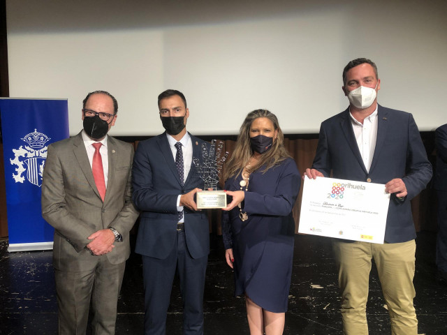 El diputado de Promoción Económica de la Diputación de Lugo, Pablo Rivera, recoge la Copa España Creativa 2020.