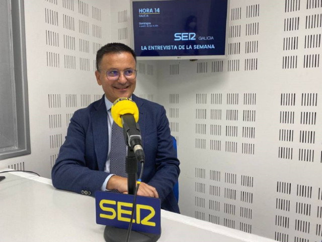 El conselleiro do Medio Rural, José González, en una entrevista en la Cadena Ser.