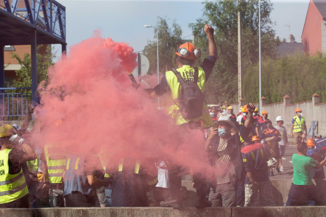 Archivo - Un trabajador de Alcoa porta una bengala durante la concentración para defender el futuro de la fábrica de aluminio en San Cibrao, a 19 de julio de 2021, en San Cibrao, Cervo Lugo, Galicia (España).