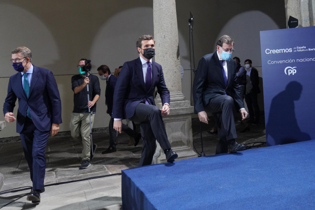 (I-D) El presidente de la Xunta, Alberto Núñez Feijóo; el líder del PP, Pablo Casado; y el expresidente Rajoy, a su llegada a la Convención Nacional del PP celebrada en Santiago de Compostela.