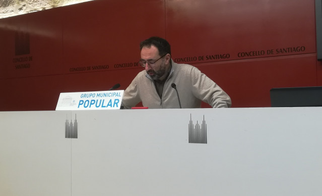 Archivo - El concejal del PP de Santiago Alejandro Sánchez-Brunete ha expuesto este lunes dos enmiendas para el proyecto de modificación de la Ordenanza Reguladora de Aparcamiento (ORA) con las que pretenden crear plazas gratuitas para los santiagueses co