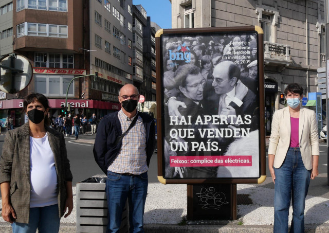 La portavoz nacional del BNG, Ana Pontón, junto a los concejales Francisco Jorquera y Avia Veira, en la presentación de una campaña por la subida de la luz