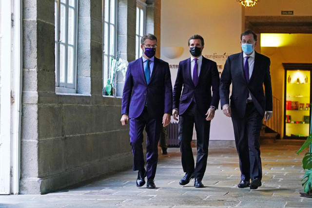 (I-D) El presidente de la Xunta, Alberto Núñez Feijóo; el líder del PP, Pablo Casado; y el expresidente Rajoy, a su llegada a la Convención Nacional del PP celebrada en Santiago de Compostela.