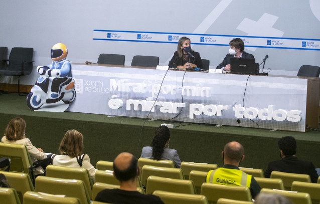 La conselleira de Infraestruturas e Mobilidade, Ethel Vázquez, en una jornada con agentes sociales para la redacción de la estrategia gallega de seguridad vial