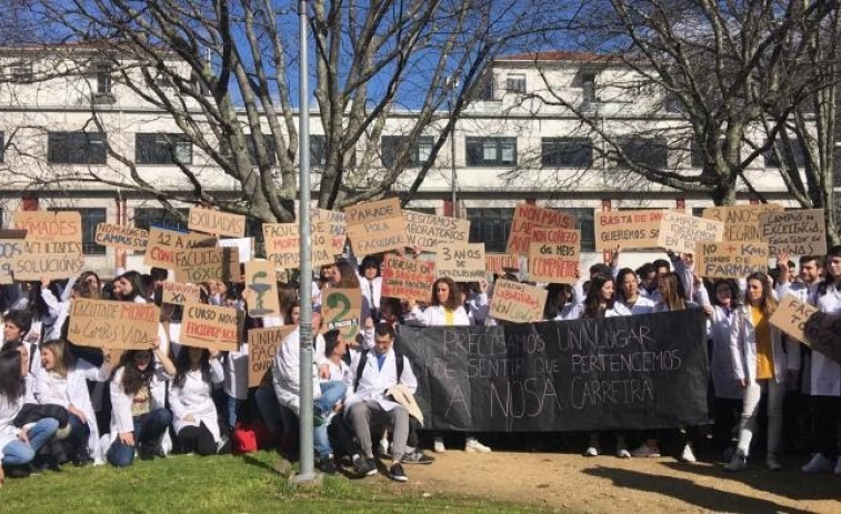 Seis años sin facultad propia y rebotando de clase en clase: los alumnos de Farmacia se plantan mañana contra la USC​