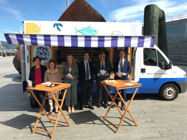 La directora xeral de Pesca, Acuicultura e Innovación Tecnolóxica y la delegada territorial de la Xunta en Vigo durante el acto