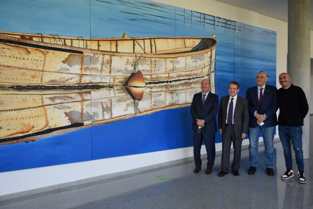 El rector de la Universidad de Vigo, Manuel Reigosa, junto al alcalde, Abel Caballero, y el rector de la Facultad de Ciencias Económicas y Empresariales, Jorge Falagán, junto al mural conmemorativo del 30 aniversario de la facultad, obra de Marcos Míguez.