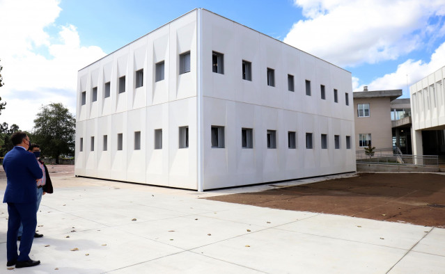 El conselleiro de Cultura, Educación e Universidade, Román Rodríguez, conoce el nuevo inmueble del CPI de Vedra
