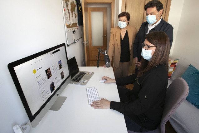 El secretario xeral de Emigración, Antonio Rodríguez Miranda, acompañado de la secretaria xeral de Igualdade, Susana López Abella, conocen el proyecto de una retornada emprendedora